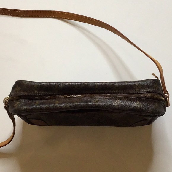 Louis Vuitton - Picture 6 of 8